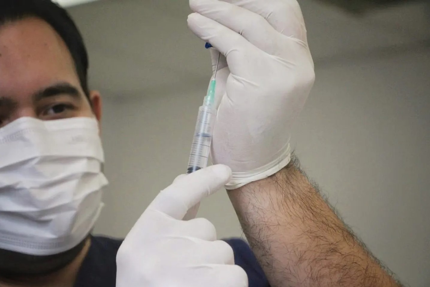 Hombre activo tras tratamiento de vitalidad masculina en Longevity Clinic